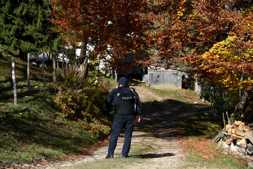 <p>Prema saznanjima Vijesti policiji je iz više bjelopoljskih sela prijavljeno da je Balijagić primjećen, ali nijedna prijava nije rezultirala lišenjem slobode odbjeglog ubice, silovatelja i razbojnika</p>