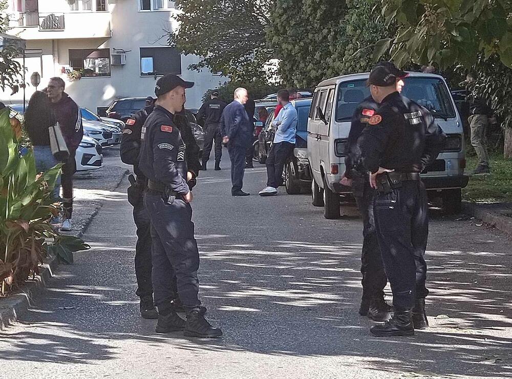 <p>Nakon višečasovne drame, policajci su priveli dvije osobe, koje su, kako tvrde nadležni, pružale otpor i nisu postupale po naređenju</p>