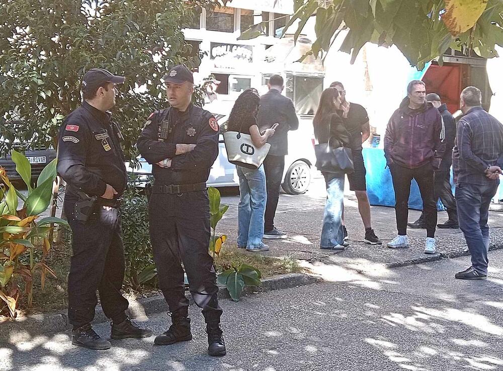 <p>Nakon višečasovne drame, policajci su priveli dvije osobe, koje su, kako tvrde nadležni, pružale otpor i nisu postupale po naređenju</p>