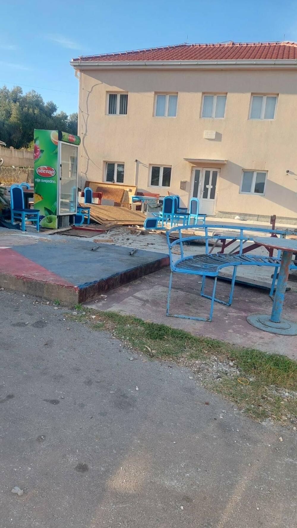 <p>Tivatski DPS udario po lokalnoj vlasti i gradonačelnika optužio da je pocijepao jednog od konstituenata gradske uprave</p>