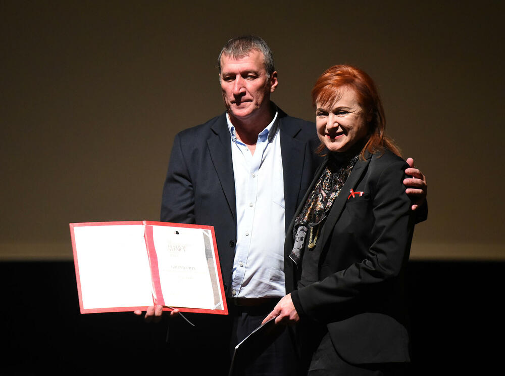 <p>Gran pri za najbolju mušku i žensku epizodnu ulogu dobili su Vasil Zafirčev i Varja Đukić, gran pri za najbolji partnerski odnos na sceni dodijeljen Milanu Kovačeviću i Aljoši Đidiću</p>