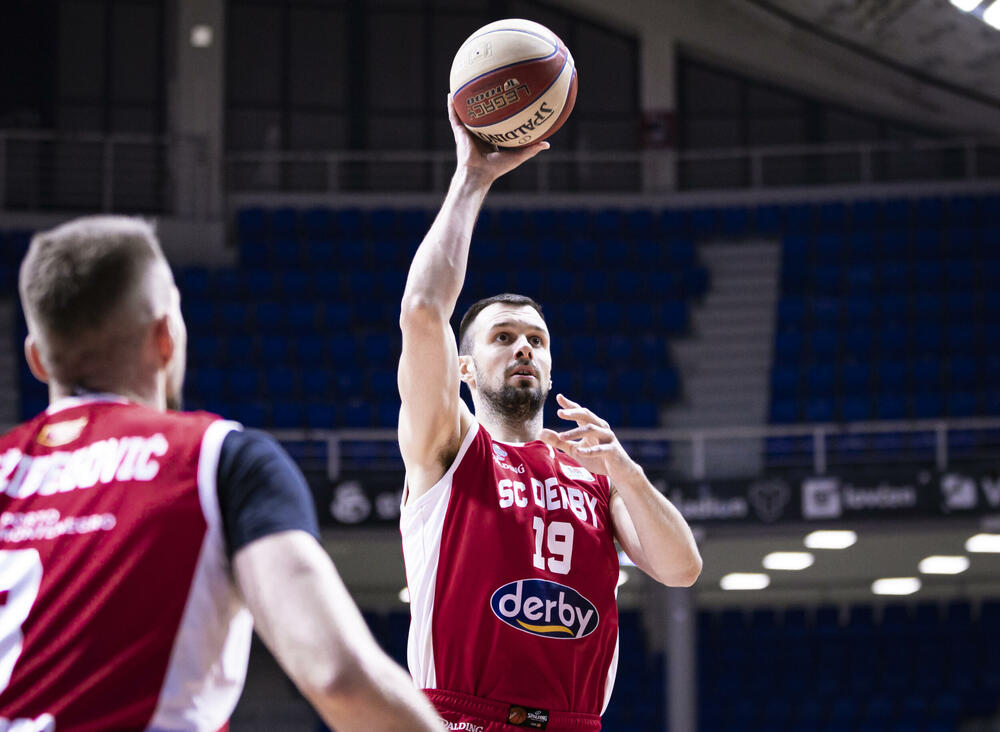 Nikolić u dresu SC Derbija