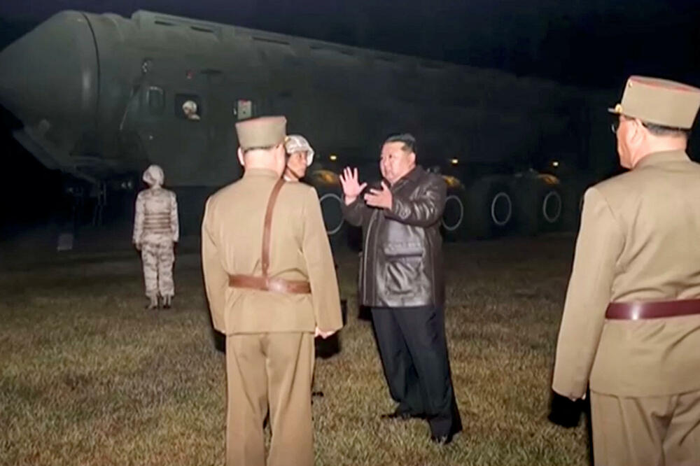 Kim Džong Un sa pripdanicima sjevernokorejske vojske, Foto: REUTERS