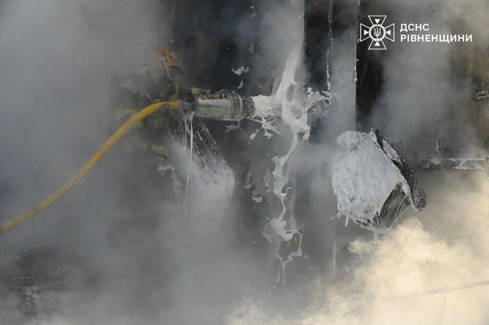 <p>Ukrajinski predsjednik Volodimir Zelenski rekao da je Rusija lansirala oko 120 raketa i 90 dronova u, kako je opisao, "masovnom" kombinovanom vazdušnom udaru na energetsku infrastrukturu Ukrajine</p>