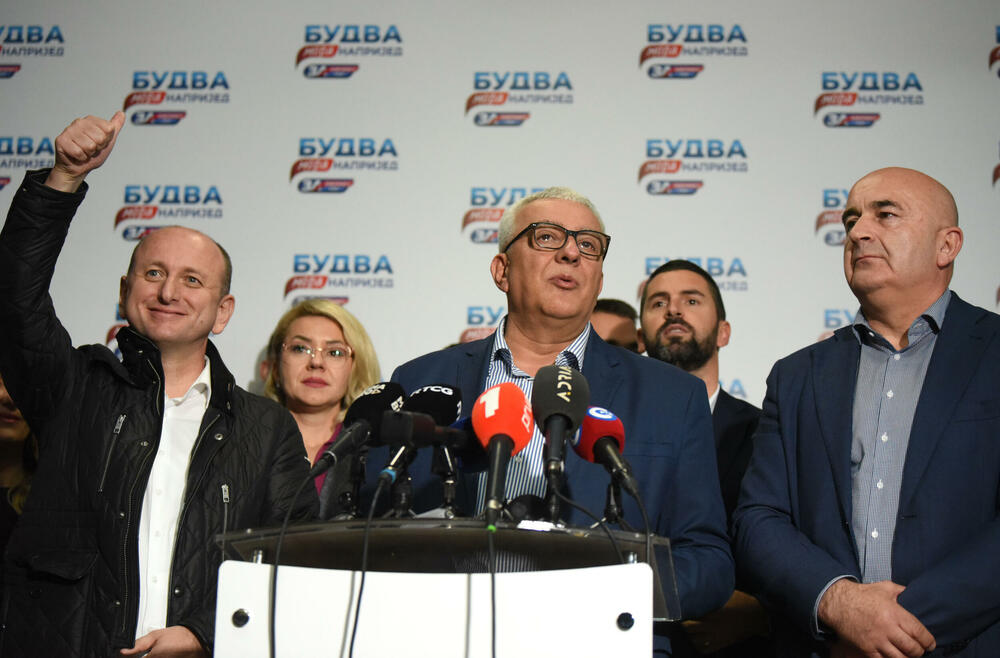 <p>"Volio bih da svi mogu da se uzdignu iznad tih, malih, sitnih, ljudskih, slabosti, da sjednete za sto i da se dogovorite onako kako to predviđaju pravila demokratije. Dakle - Mladen Mikijelj gradonačelnik Budve", istakao je Mandić</p>