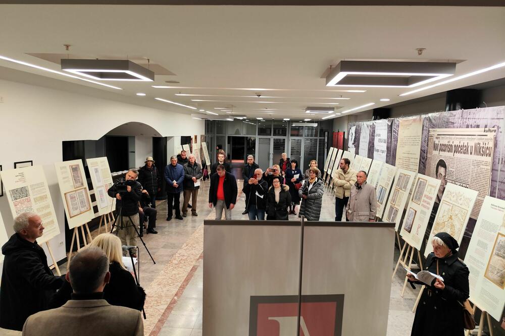 Sa izložbe u Nikšićkom pozorištu, Foto: Svetlana Mandić