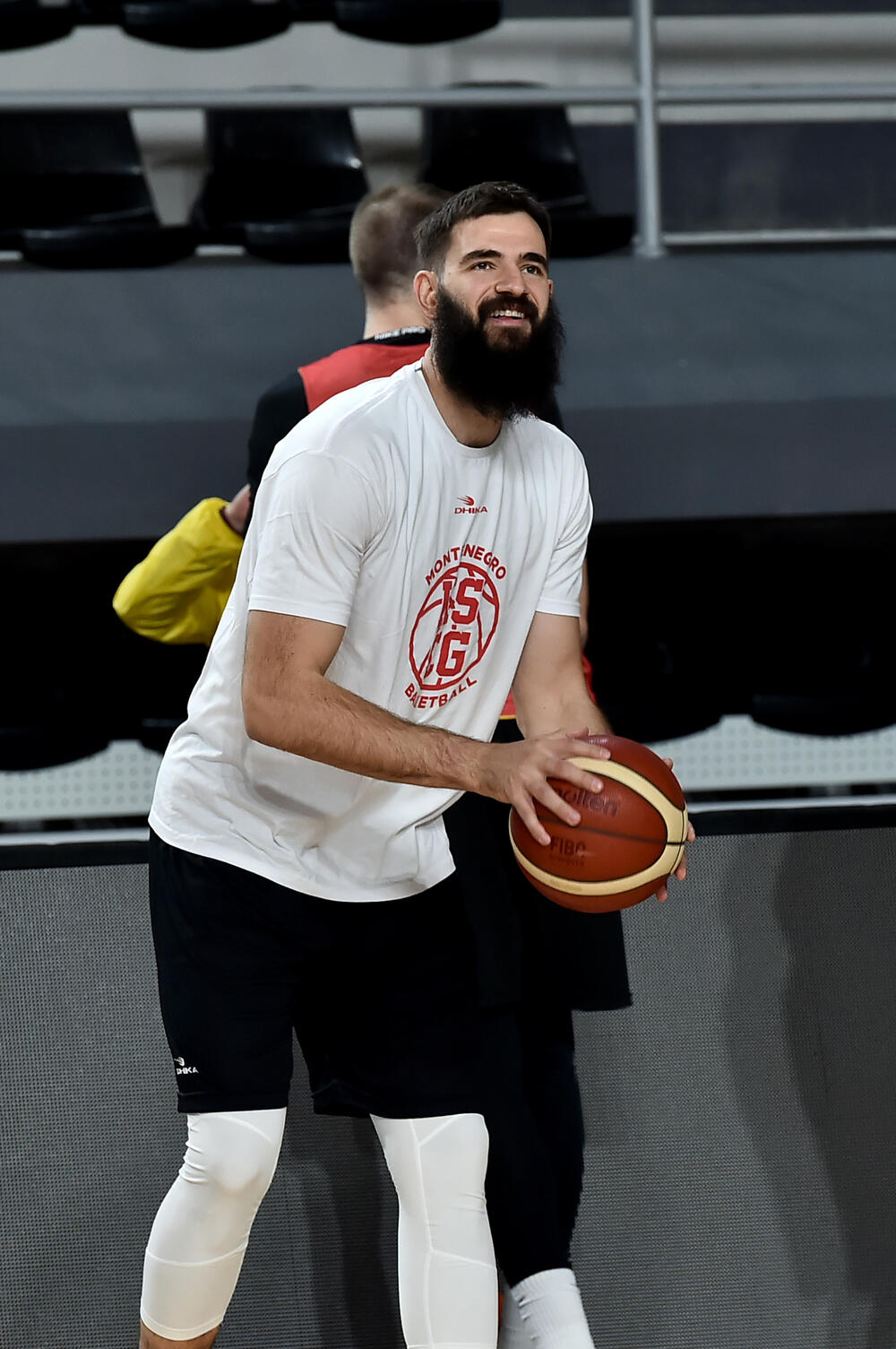 <p>Košarkaška reprezentacija Crne Gore odradila trening u "Bemax areni". Ekipi se prilključio i Bojan Dubljević, selektor Boško Radović sada računa na sve igrače pred mečeve sa Bugarskom u kvalifikacijama za Eurobasket</p>