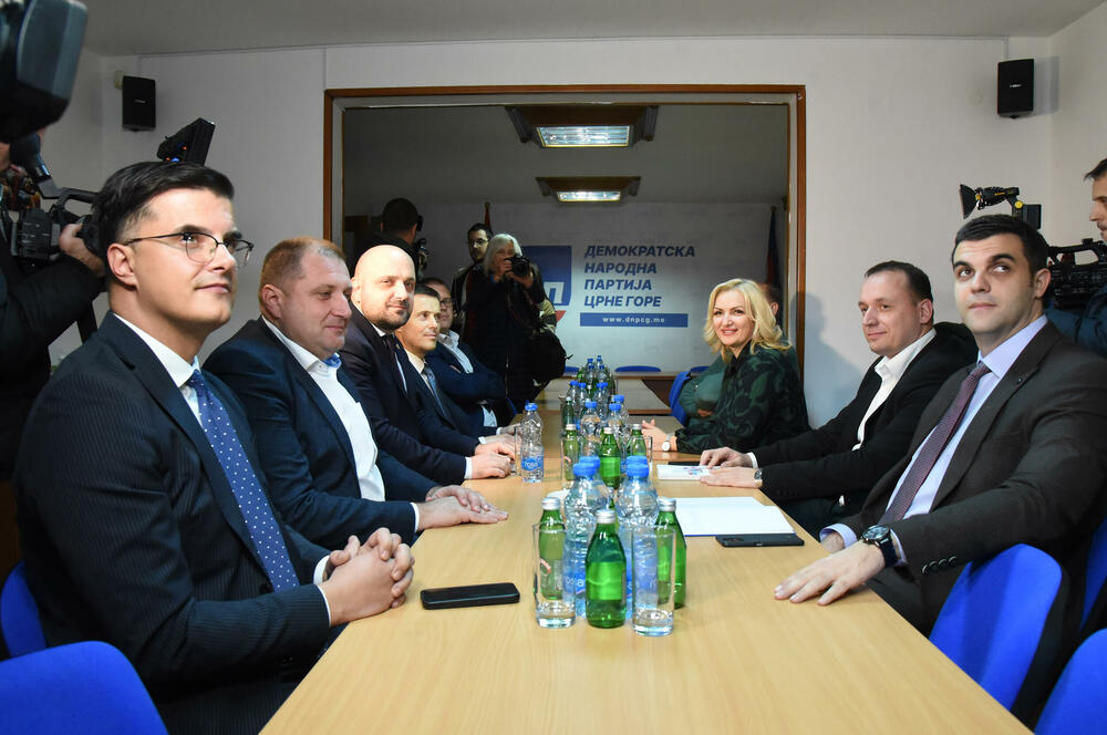 <p>"Imali smo konstruktivan sastanak. Razgovarali smo o idejama i vizijama.<br /> Razgovor i dogovor je jedina mjera pravih stvari", kazala Borovinić Bojović</p>