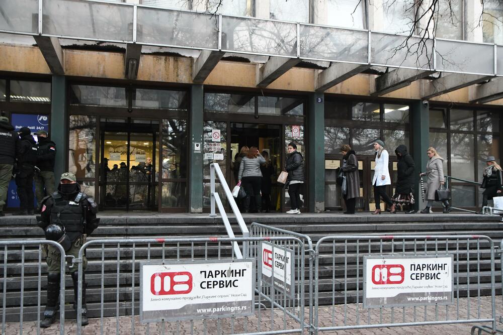 <p>U tom guranju je jednom policajcu ispao pendrek, a dvojici voki tokiji</p>