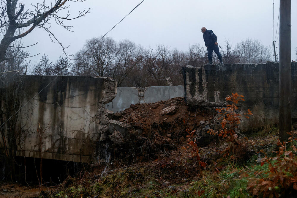 Oštećeni kanal na Kosovu, Foto: REUTERS