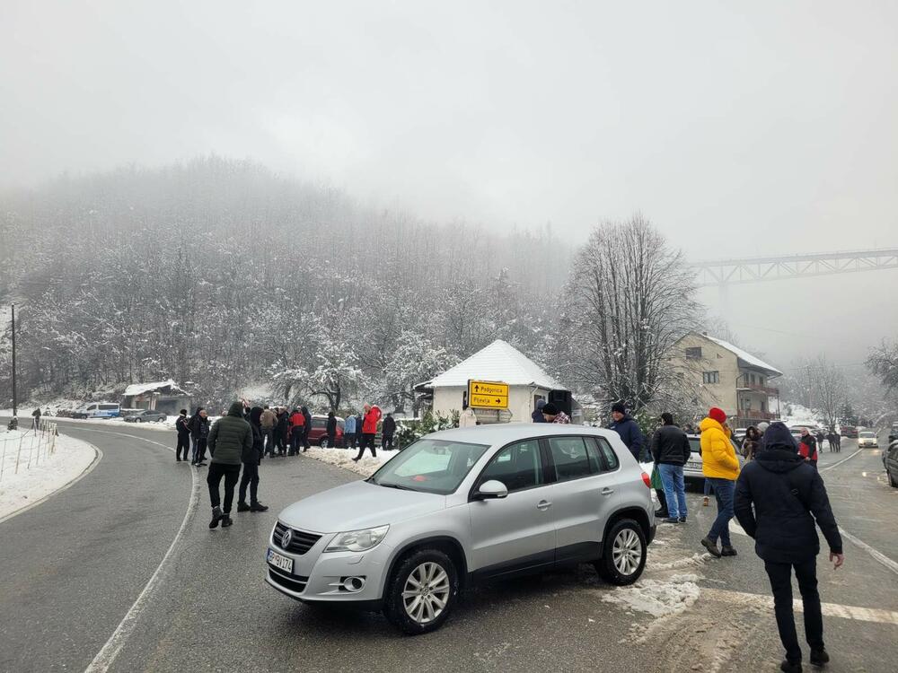 <p>“Na taj način želimo da im pružimo šansu da savjesno odrade poslove iz svojih nadležnosti, zbog čega vas obavještavam, da dok ne podnesu konačne izvještaje nećemo se okupljati ali ćemo svakako pratiti njihov rad", rekao je Velibor Madžgalj</p>