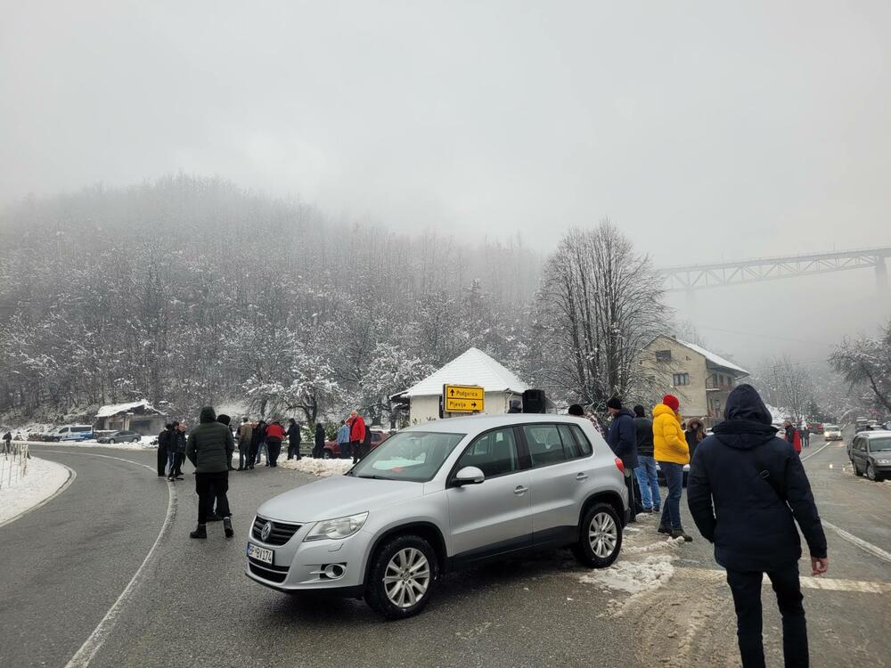 <p>“Na taj način želimo da im pružimo šansu da savjesno odrade poslove iz svojih nadležnosti, zbog čega vas obavještavam, da dok ne podnesu konačne izvještaje nećemo se okupljati ali ćemo svakako pratiti njihov rad", rekao je Velibor Madžgalj</p>