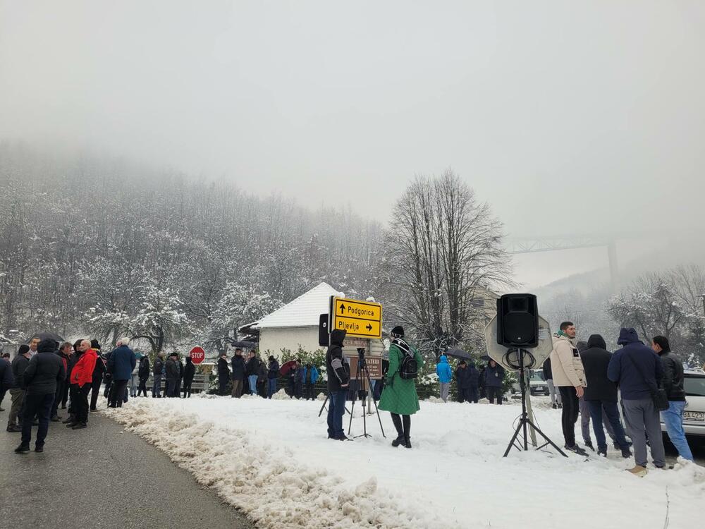 <p>“Na taj način želimo da im pružimo šansu da savjesno odrade poslove iz svojih nadležnosti, zbog čega vas obavještavam, da dok ne podnesu konačne izvještaje nećemo se okupljati ali ćemo svakako pratiti njihov rad", rekao je Velibor Madžgalj</p>