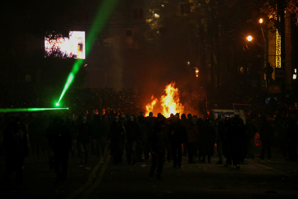 <p>Tokom prethodne noći više desetine hiljada demonstranata okupilo se ispred parlamenta bacajući kamenje i paleći vatromet, dok je policija upotrebila silu kako bi ih rastjerala</p>