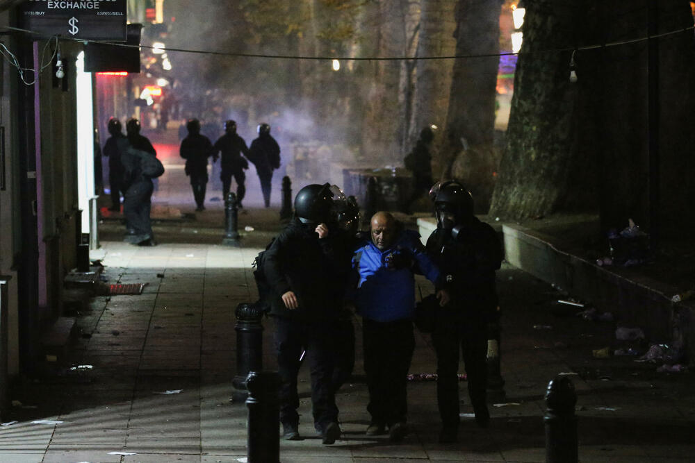 <p>Tokom prethodne noći više desetine hiljada demonstranata okupilo se ispred parlamenta bacajući kamenje i paleći vatromet, dok je policija upotrebila silu kako bi ih rastjerala</p>