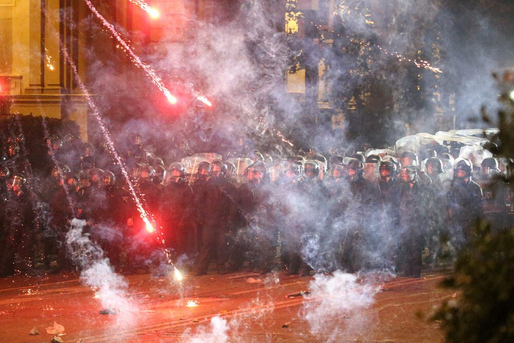 <p>Tokom prethodne noći više desetine hiljada demonstranata okupilo se ispred parlamenta bacajući kamenje i paleći vatromet, dok je policija upotrebila silu kako bi ih rastjerala</p>