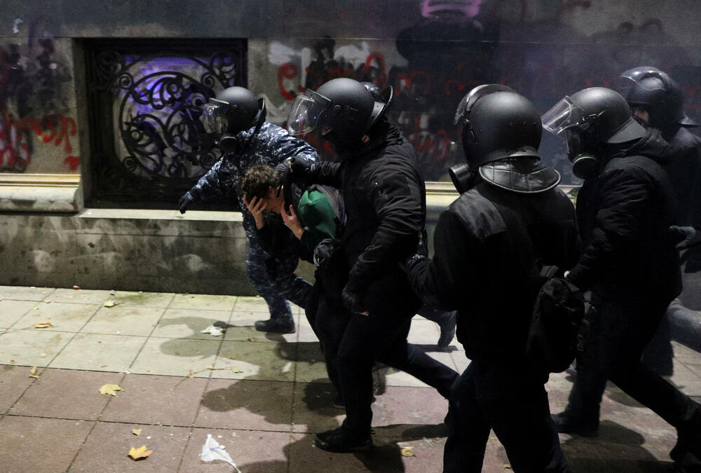 <p>Tokom prethodne noći više desetine hiljada demonstranata okupilo se ispred parlamenta bacajući kamenje i paleći vatromet, dok je policija upotrebila silu kako bi ih rastjerala</p>