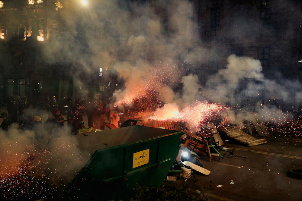 <p>Tokom prethodne noći više desetine hiljada demonstranata okupilo se ispred parlamenta bacajući kamenje i paleći vatromet, dok je policija upotrebila silu kako bi ih rastjerala</p>