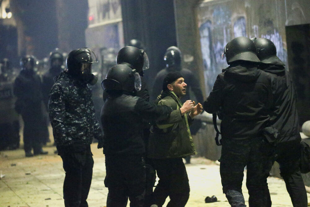 <p>Tokom prethodne noći više desetine hiljada demonstranata okupilo se ispred parlamenta bacajući kamenje i paleći vatromet, dok je policija upotrebila silu kako bi ih rastjerala</p>