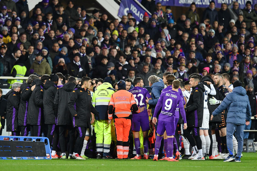 Igrači dvije ekipe nisu željeli da nastave utakmicu nakon što je Bove kolabirao na terenu, Foto: Reuters