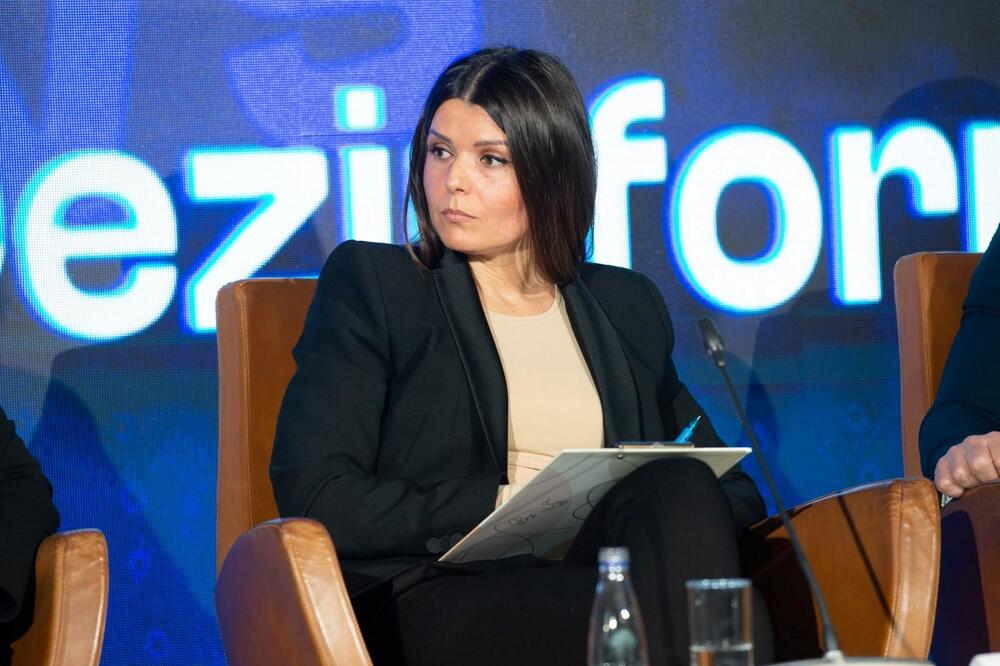 <p>"Zatim je predviđeno i da se u neregistrovanim medijima, portalima, ne mogu oglašavati državni organi i preduzeća u većinskom državnom vlasništvu . Takođe, mediji koji nisu u samoregulaciji, koji bježe od praćenja smjernica iz Etičkog kodeksa novinara, oni takođe neće moći da apliciraju za Fond za medijski pluralizam", istakao je Rudović</p>