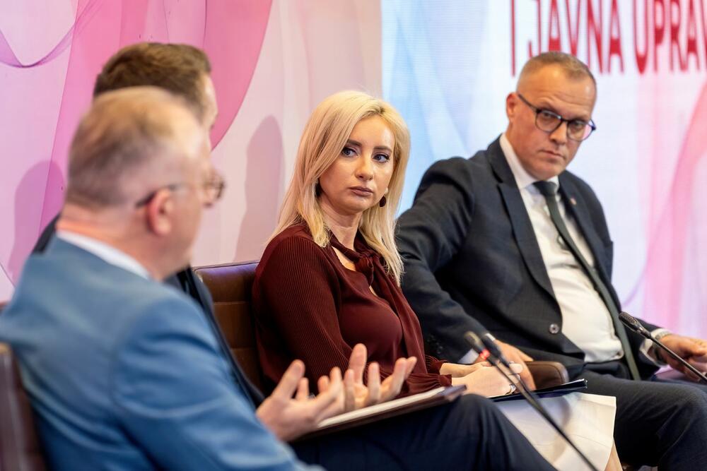 <p>"Naša je odgovornost da rodne principe ugradimo u sve aspekte upravljanja, dok istovremeno gradimo budućnost u kojoj će jednakost biti stvarnost za sve", istakla je Gorčević na događaju  "Rodna ravnopravnost i javna uprava"</p>