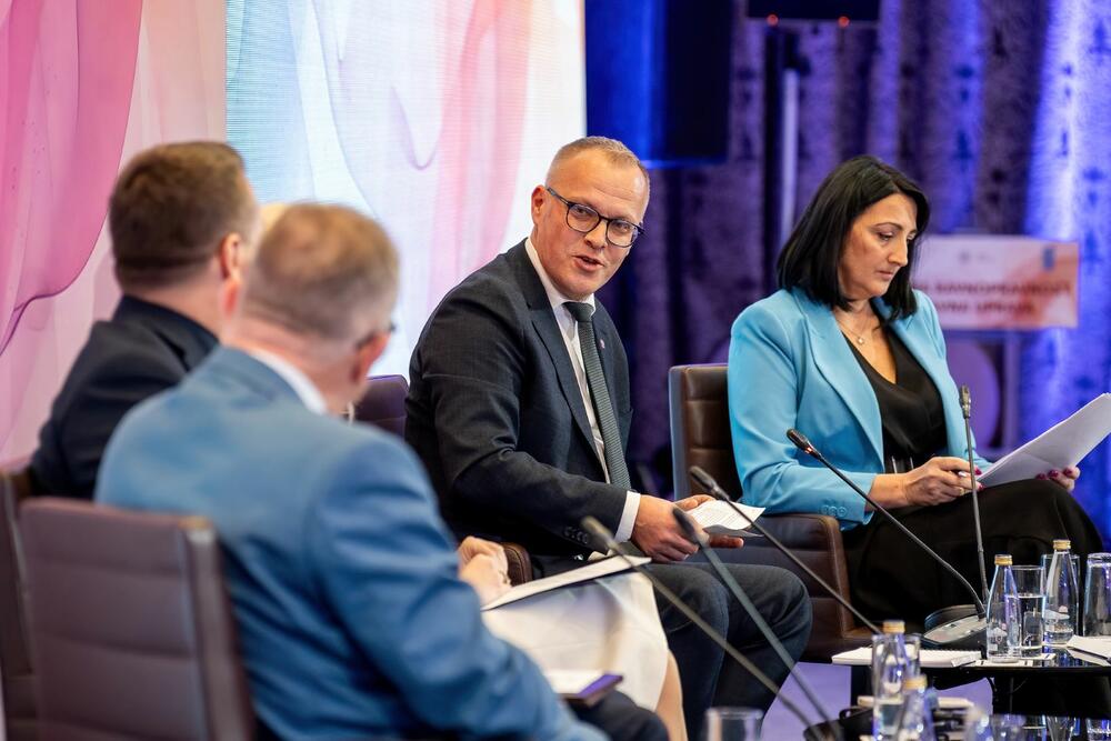 <p>"Naša je odgovornost da rodne principe ugradimo u sve aspekte upravljanja, dok istovremeno gradimo budućnost u kojoj će jednakost biti stvarnost za sve", istakla je Gorčević na događaju  "Rodna ravnopravnost i javna uprava"</p>