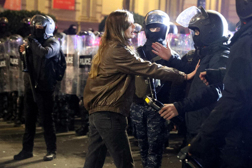 <p>Demonstranti zahtijevaju nove izbore i povratak ka evropskim integracijama</p>