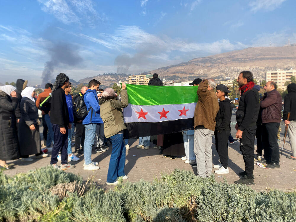 <p>Sirijski pobunjenici saopštili su da su okončali 24-godišnju autoritarnu vladavinu predsjednika Bašara al Asada</p>