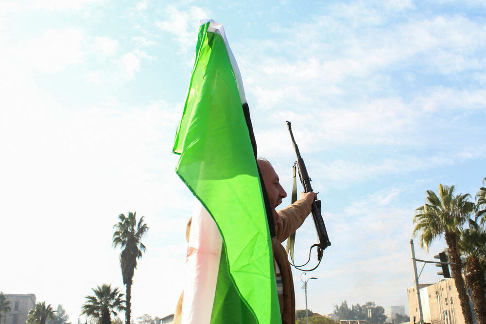 <p>Sirijski pobunjenici saopštili su da su okončali 24-godišnju autoritarnu vladavinu predsjednika Bašara al Asada</p>