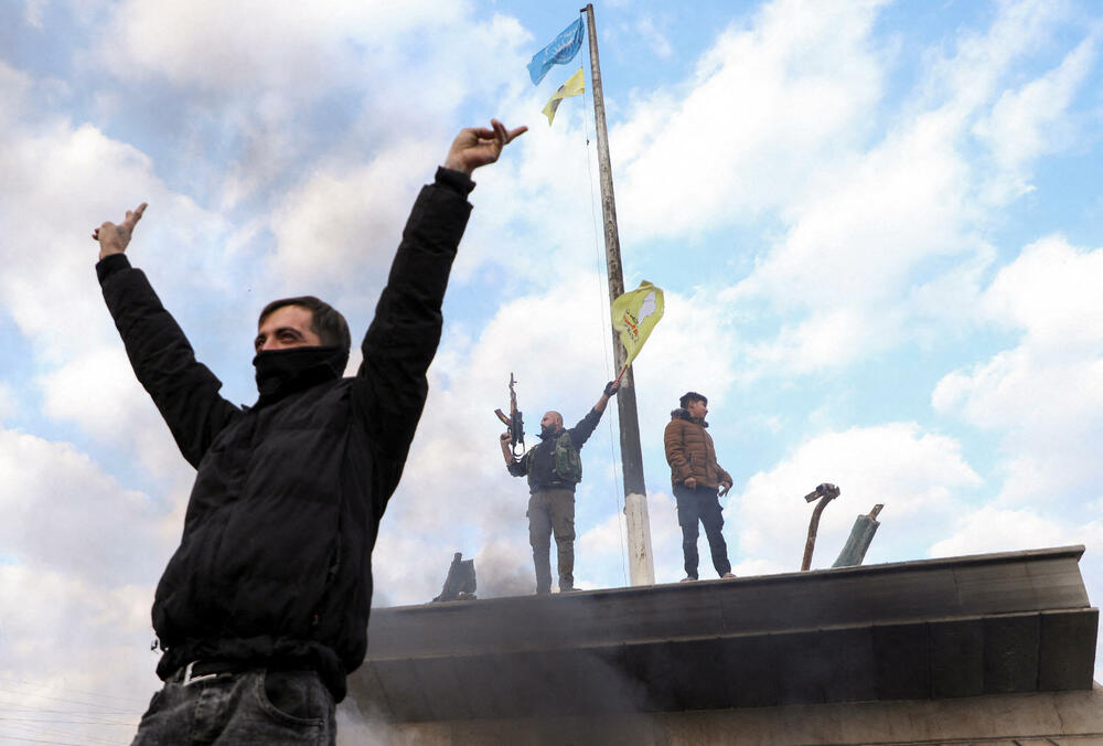 <p>Sirijski pobunjenici saopštili su da su okončali 24-godišnju autoritarnu vladavinu predsjednika Bašara al Asada</p>