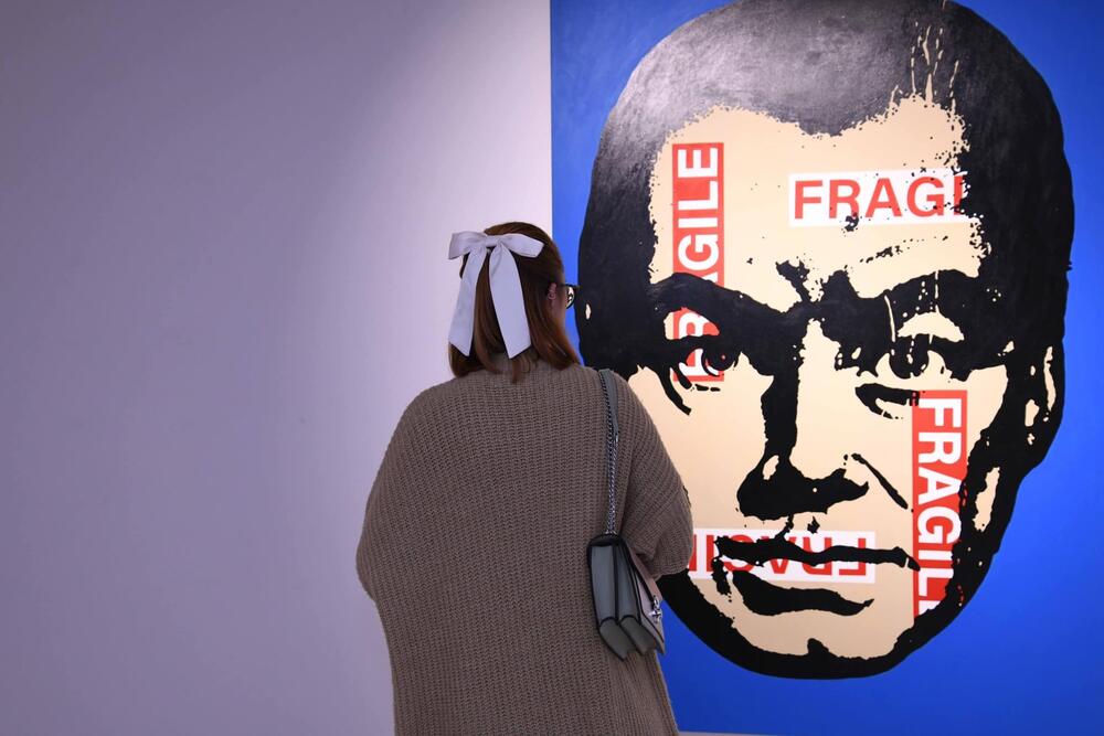 <p>Aleksandar Leka Mladenović za Vijesti govori o svom stvaralaštvu koje je prvi put predstavljeno crnogorskoj publici na izložbi “Overground Post-Pop” u MSUCG, priča o panku, estetici, umjetnosti uopšte i njenoj svrsi, položaju i odnosu sa publikom, ali i svakodnevnim izazovima i dešavanjima</p>