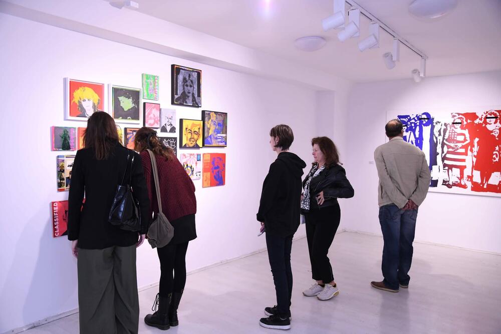 <p>Aleksandar Leka Mladenović za Vijesti govori o svom stvaralaštvu koje je prvi put predstavljeno crnogorskoj publici na izložbi “Overground Post-Pop” u MSUCG, priča o panku, estetici, umjetnosti uopšte i njenoj svrsi, položaju i odnosu sa publikom, ali i svakodnevnim izazovima i dešavanjima</p>