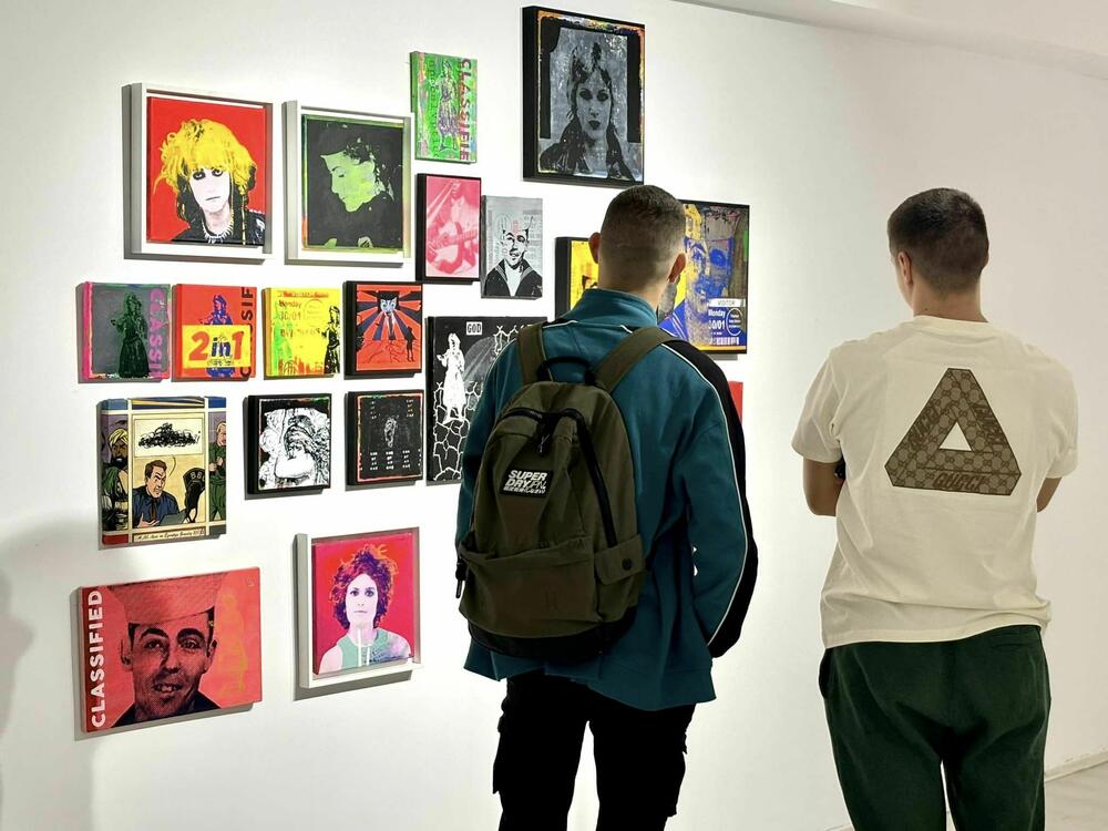 <p>Aleksandar Leka Mladenović za Vijesti govori o svom stvaralaštvu koje je prvi put predstavljeno crnogorskoj publici na izložbi “Overground Post-Pop” u MSUCG, priča o panku, estetici, umjetnosti uopšte i njenoj svrsi, položaju i odnosu sa publikom, ali i svakodnevnim izazovima i dešavanjima</p>