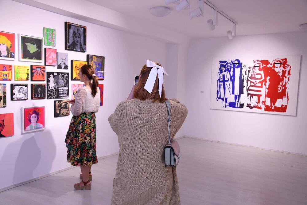 <p>Aleksandar Leka Mladenović za Vijesti govori o svom stvaralaštvu koje je prvi put predstavljeno crnogorskoj publici na izložbi “Overground Post-Pop” u MSUCG, priča o panku, estetici, umjetnosti uopšte i njenoj svrsi, položaju i odnosu sa publikom, ali i svakodnevnim izazovima i dešavanjima</p>