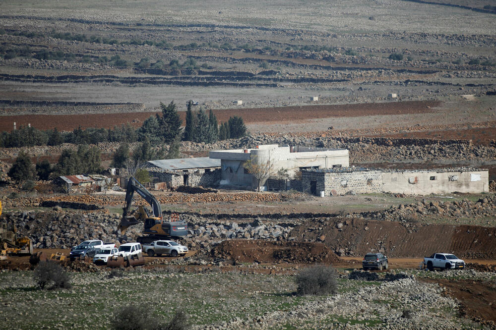 Građevinsko vozilo radi na izgradnji barijere duž linije prekida vatre između Sirije i Golanske visoravni, Foto: Reuters