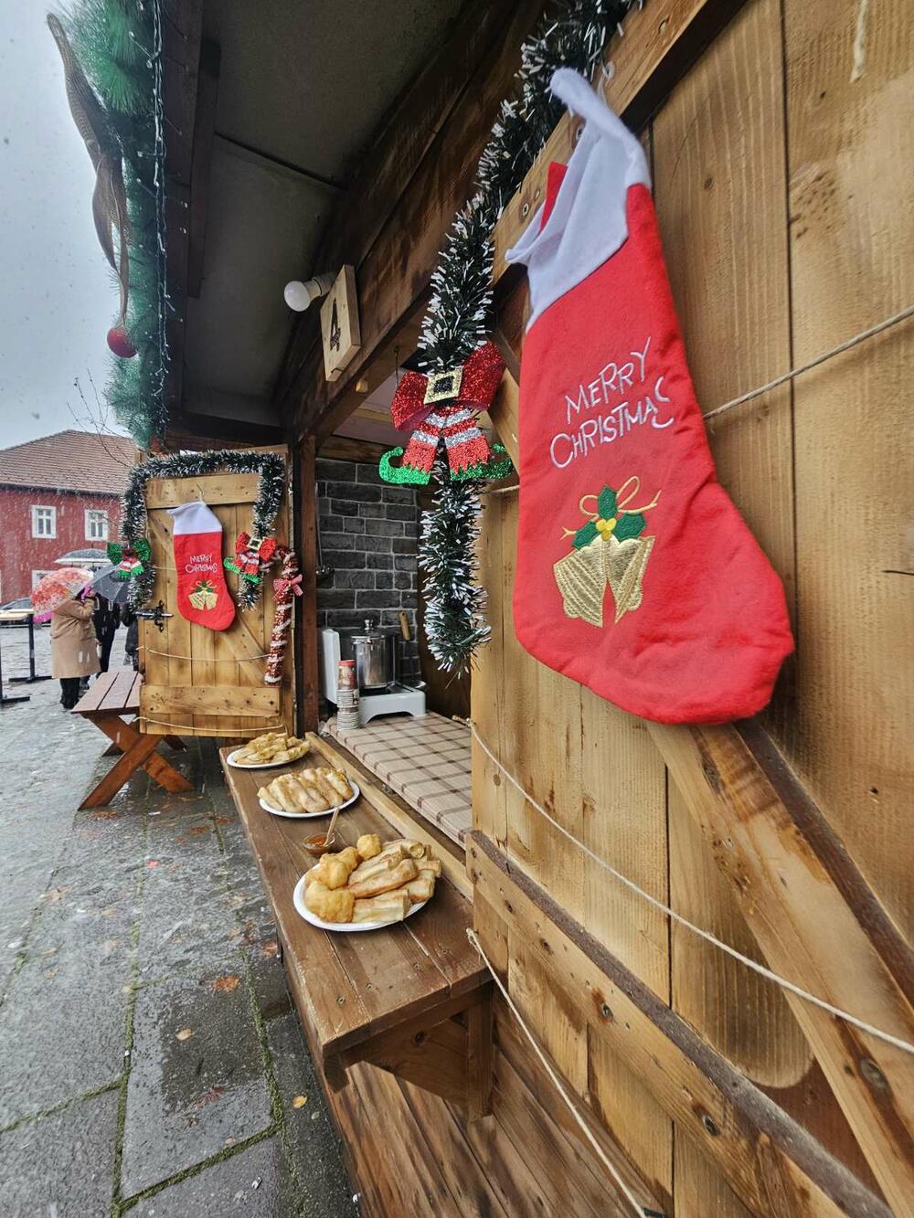 <p>Bazar se, kao i ranije, održava na Trgu boraca, a ove godine izlagači su zakupili 11 drvenih kućica</p>