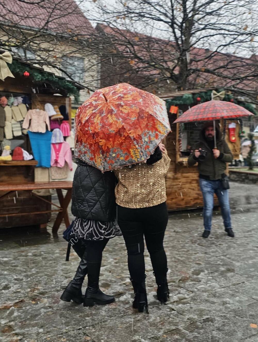 <p>Bazar se, kao i ranije, održava na Trgu boraca, a ove godine izlagači su zakupili 11 drvenih kućica</p>