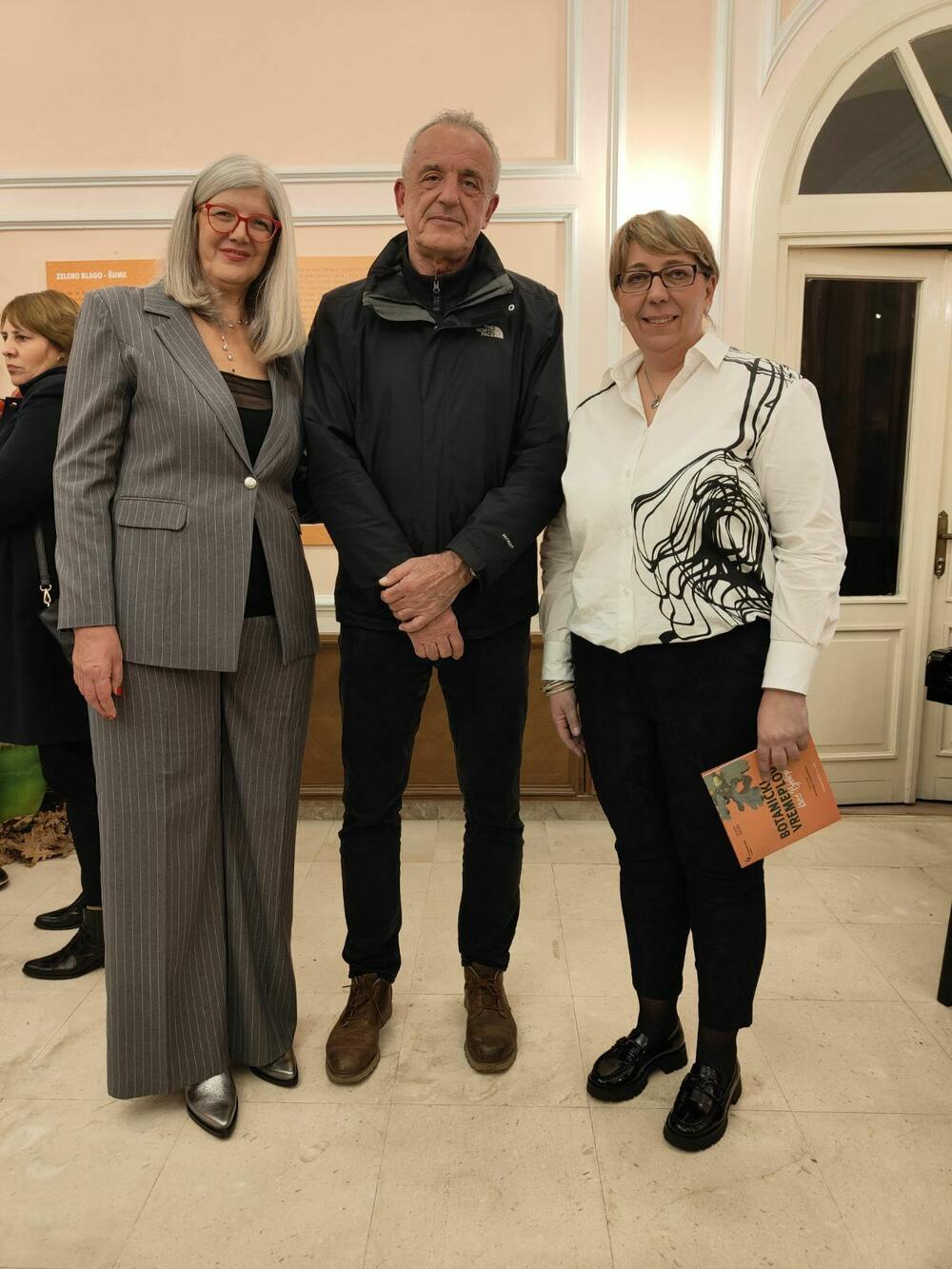 Autorke izložbe sa Bešićevim sinom