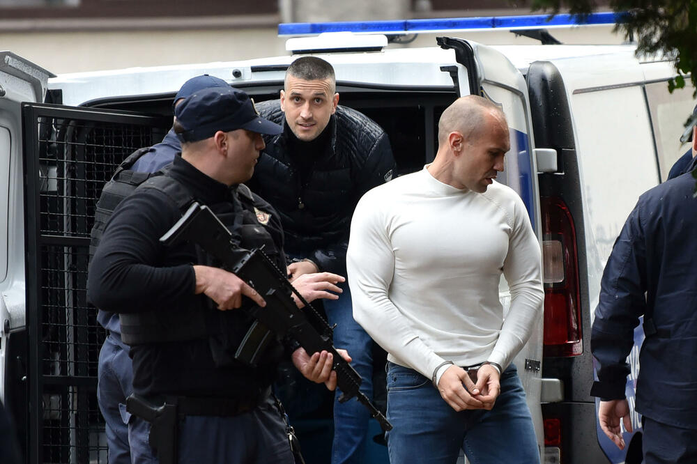 Policija sprovodi Bešovića i Miloševića na suđenje, Foto: Boris Pejović