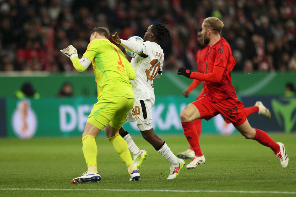 Trenutak kada se Nojer povrijedio i zaradio prvo isključenje u karijeri, Foto: Reuters