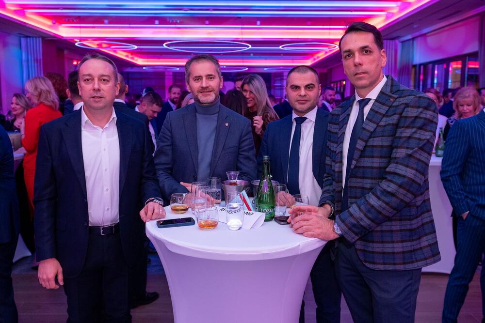 <p><strong>U novu godinu sa Vrh karticom</strong></p>