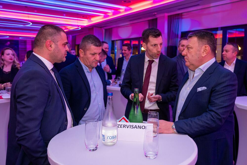 <p><strong>U novu godinu sa Vrh karticom</strong></p>