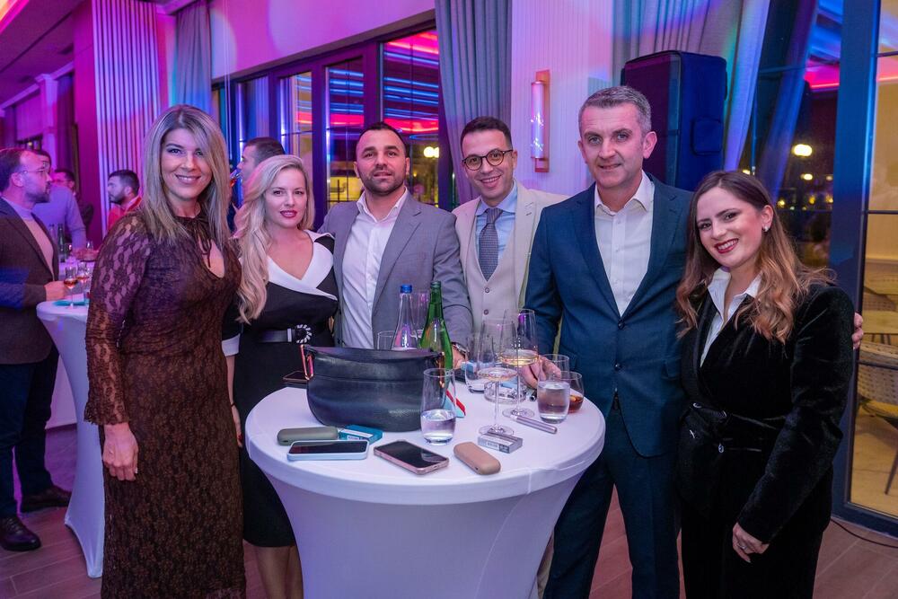 <p><strong>U novu godinu sa Vrh karticom</strong></p>