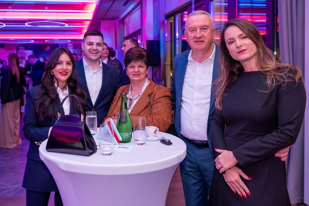 <p><strong>U novu godinu sa Vrh karticom</strong></p>