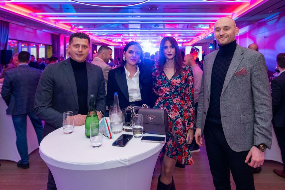 <p><strong>U novu godinu sa Vrh karticom</strong></p>