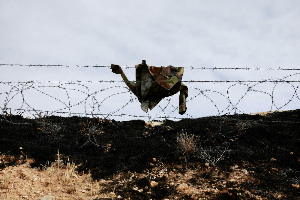 Uniforma pripadnika sirijske vojske na žici ispred zloglasnog Sednaja zatvora, Foto: REUTERS