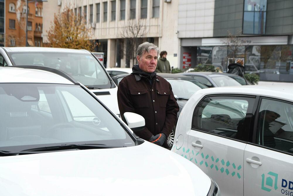 <p>Demonstranti su izvukli četvoricu mlađih muškaraca iz automobila i fizički se obračunali sa njima</p>
