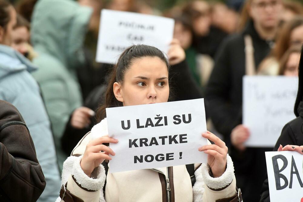<p>Demonstranti su izvukli četvoricu mlađih muškaraca iz automobila i fizički se obračunali sa njima</p>
