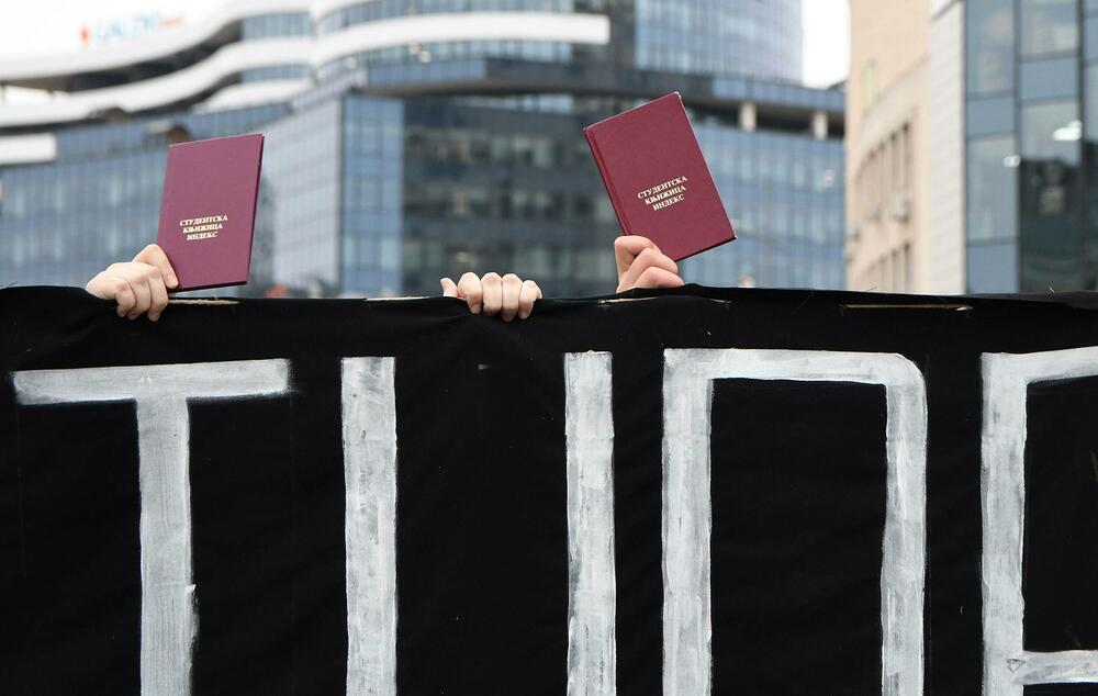 <p>Demonstranti su izvukli četvoricu mlađih muškaraca iz automobila i fizički se obračunali sa njima</p>